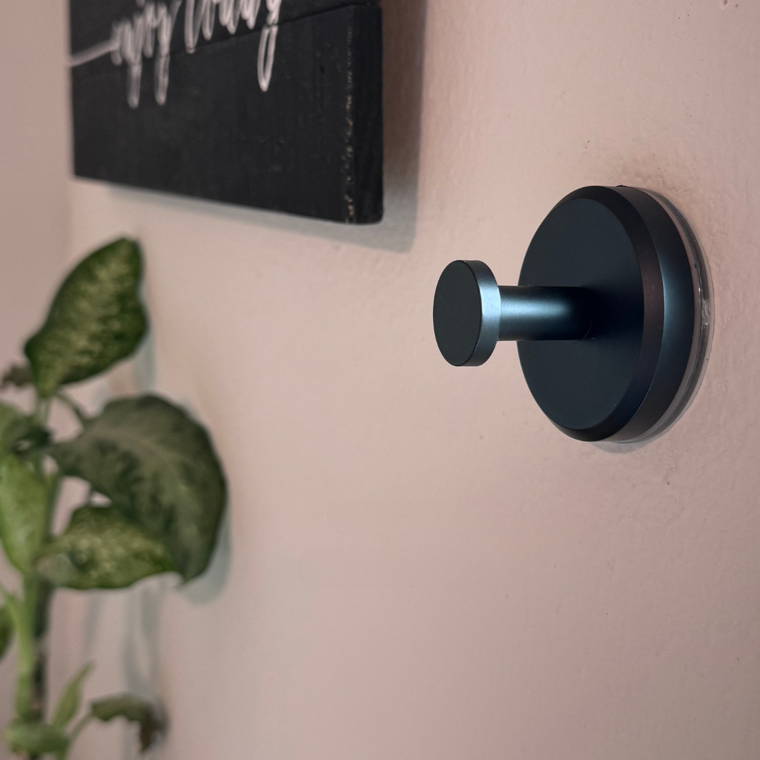 Ultra-adhézivný háčik na prísavku, opakovane umiestniteľný podľa potreby