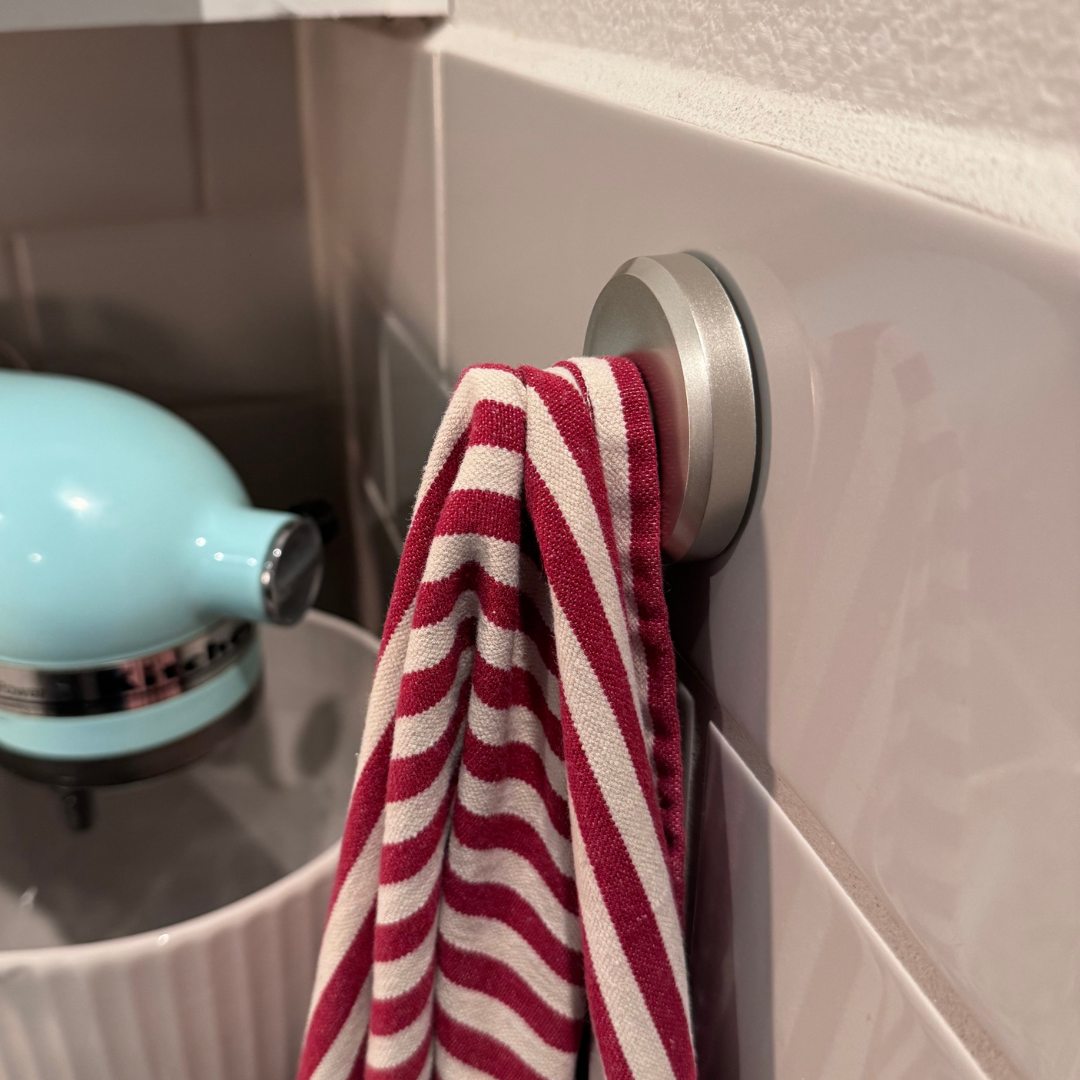 Ultra-adhézivný háčik na prísavku, opakovane umiestniteľný podľa potreby